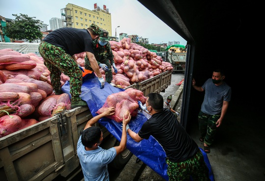 CLIP: 300 tấn nhu yếu phẩm hỗ trợ người dân TP HCM, Bình Dương - Ảnh 11.