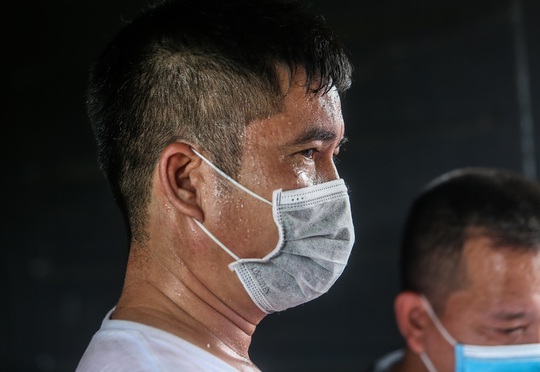 CLIP: 300 tấn nhu yếu phẩm hỗ trợ người dân TP HCM, Bình Dương - Ảnh 10.