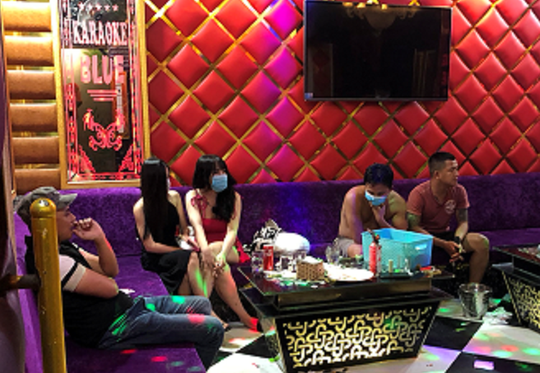 18 nam nữ ở Quảng Nam hát, chơi ma túy trong quán karaoke đóng kín cửa - Ảnh 3.