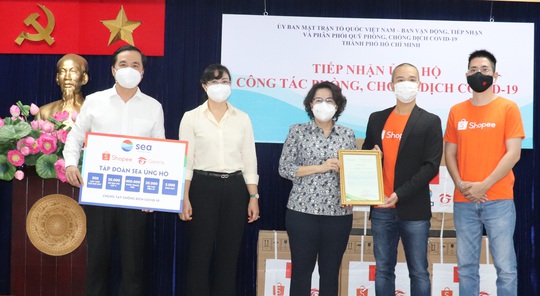 TP HCM vừa tiếp nhận lượng lớn thiết bị y tế - Ảnh 1.