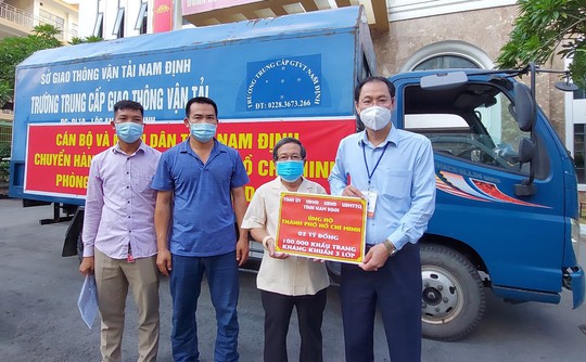 TP HCM vừa tiếp nhận lượng lớn thiết bị y tế - Ảnh 3.