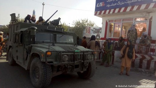 Taliban áp sát thủ đô Afghanistan, liên tục thả tội phạm - Ảnh 1.