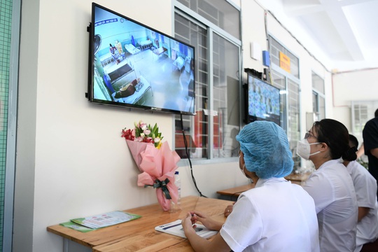 Bệnh viện dã chiến điều trị Covid-19 đặt tại Trường THPT Phú Nhuận đi vào hoạt động - Ảnh 10.