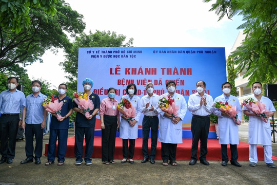 Bệnh viện dã chiến điều trị Covid-19 đặt tại Trường THPT Phú Nhuận đi vào hoạt động - Ảnh 3.
