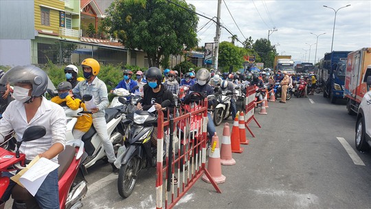 Quảng Nam đón người dân ở Đà Nẵng về quê bằng ôtô, dẫn đoàn đi xe máy - Ảnh 1.