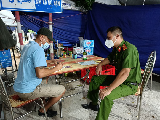 4 người Quảng Ninh sử dụng giấy xét nghiệm giả để qua chốt kiểm soát dịch - Ảnh 1.