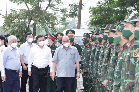 Chủ tịch nước Nguyễn Xuân Phúc đến thăm, động viên nhân viên y tế, người dân Hà Nội - Ảnh 2.