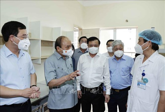 Chủ tịch nước Nguyễn Xuân Phúc đến thăm, động viên nhân viên y tế, người dân Hà Nội - Ảnh 3.
