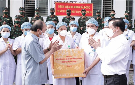 Chủ tịch nước Nguyễn Xuân Phúc đến thăm, động viên nhân viên y tế, người dân Hà Nội - Ảnh 6.
