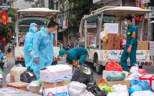 CLIP: Hết giờ tiếp tế ở phường Chương Dương, nhiều người dân ngậm ngùi khuân đồ về - Ảnh 9.