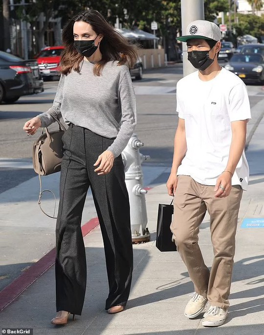 Pax Thiên thường xuyên tháp tùng mẹ nuôi Angelina Jolie - Ảnh 1.