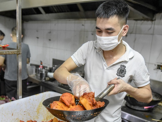 CLIP: Bếp ăn 0 đồng phục vụ đội ngũ y bác sĩ Bệnh viện Phổi Hà Nội - Ảnh 3.