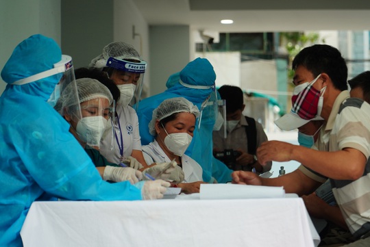 Người dân TP HCM tình nguyện tiêm vắc-xin Vero Cell - Ảnh 6.