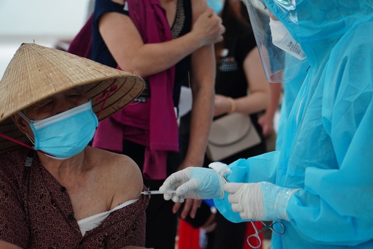 Người dân TP HCM tình nguyện tiêm vắc-xin Vero Cell - Ảnh 18.