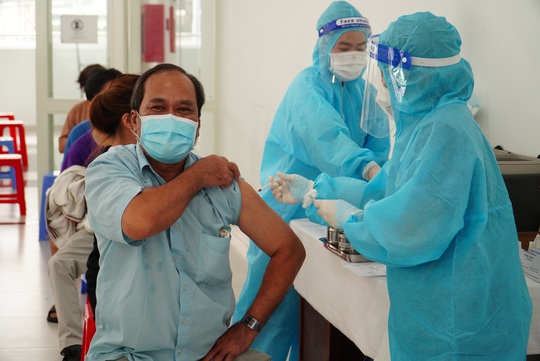 Người dân TP HCM tình nguyện tiêm vắc-xin Vero Cell - Ảnh 30.