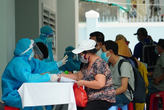 Người dân TP HCM tình nguyện tiêm vắc-xin Vero Cell - Ảnh 23.