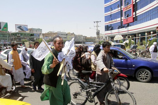 Taliban tiến vào Kabul, chính phủ Afghanistan đối mặt lựa chọn khó khăn - Ảnh 2.