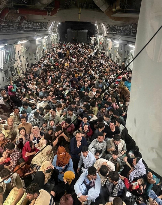 Tấm ảnh hơn vạn lời nói: Hơn 600 người Afghanistan nhồi nhét trong máy bay Mỹ - Ảnh 2.