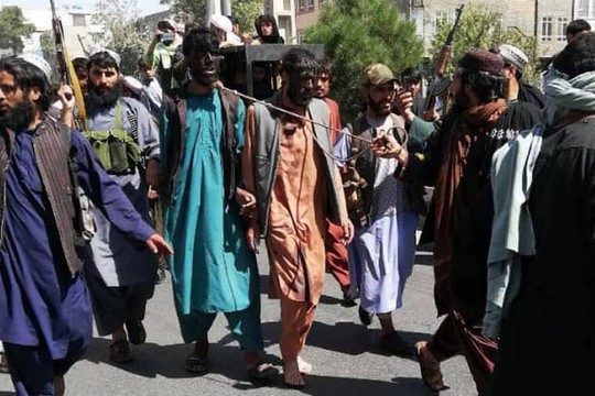 Afghanistan: Ám ảnh cảnh 2 người đàn ông diễu hành với thòng lọng quanh cổ - Ảnh 1.