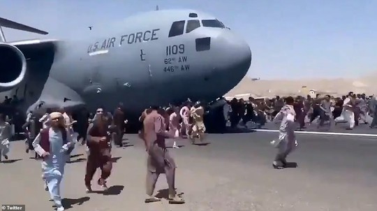 Tấm ảnh hơn vạn lời nói: Hơn 600 người Afghanistan nhồi nhét trong máy bay Mỹ - Ảnh 5.
