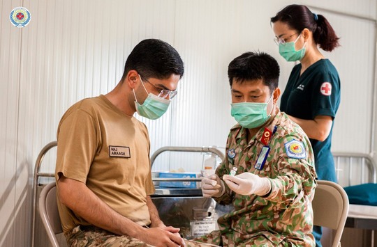 Bệnh viện dã chiến Việt Nam tiêm vắc-xin Covid-19 cho lực lượng mũ nồi xanh quốc tế - Ảnh 4.