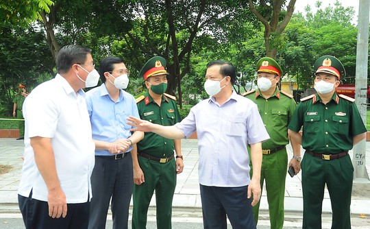Công an, quân đội kiểm tra xe công vụ, xe cứu thương, xe luồng xanh ở Hà Nội - Ảnh 1.