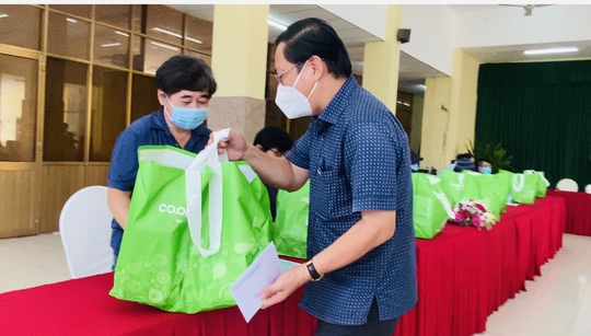 TP Thủ Đức động viên, tặng quà người nước ngoài ảnh hưởng bởi dịch Covid-19 - Ảnh 1.