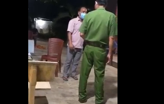 CLIP: Tụ tập 7 người ăn nhậu còn thách thức còng tay đi, tôi không ngán đâu! - Ảnh 1.
