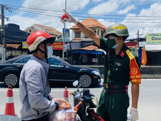 CLIP: Người đi đường lý sự với tổ công tác ở cửa ngõ TP HCM - Ảnh 3.