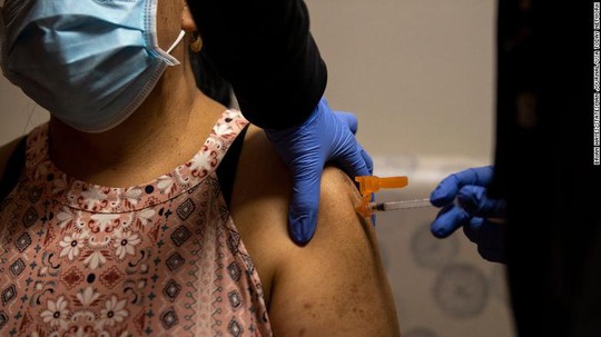 Số ca nhập viện tăng, dân Mỹ đổ đi tiêm vắc-xin Covid-19 - Ảnh 1.