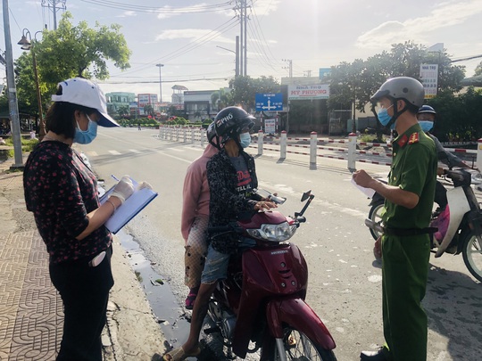 Ảnh Lực lượng làm nhiệm vụ tại chốt kiểm dịch trên đường 23-8, phường 7, TP Bạc Liêu kiểm tra giấy đi đường của người dân.