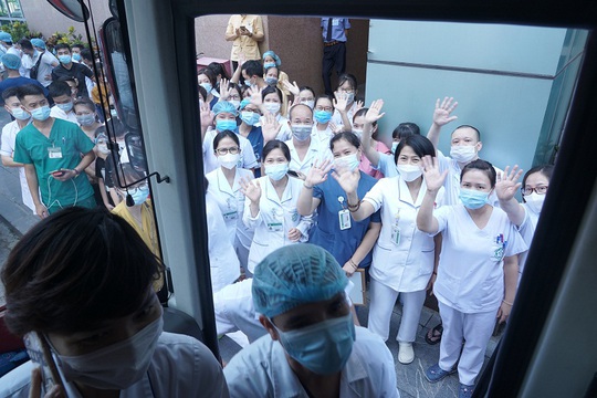 1.500 giáo viên, sinh viên Cao đẳng Y tế Bạch Mai lên đường trong đêm hỗ trợ TP HCM - Ảnh 3.
