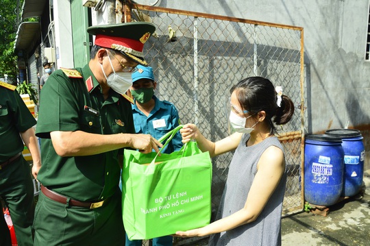 Quân đội vừa chuyển hàng ngàn phần quà tới người dân TP HCM - Ảnh 1.