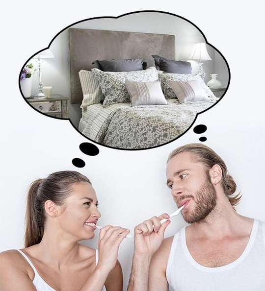 Các cặp đôi hạnh phúc thường làm gì trước khi ngủ? - Ảnh 2.