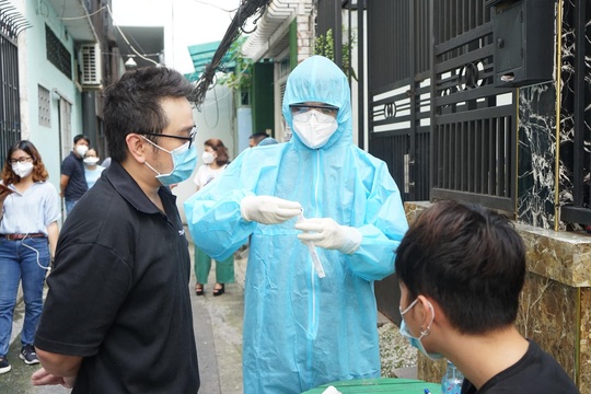 Nhân viên y tế đến tận nhà hướng dẫn người dân lấy mẫu xét nghiệm SARS-CoV-2 - Ảnh 2.