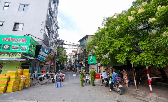 CLIP: Thiết lập khu cách ly y tế 2 phường ở Hà Nội với 21.000 dân - Ảnh 2.