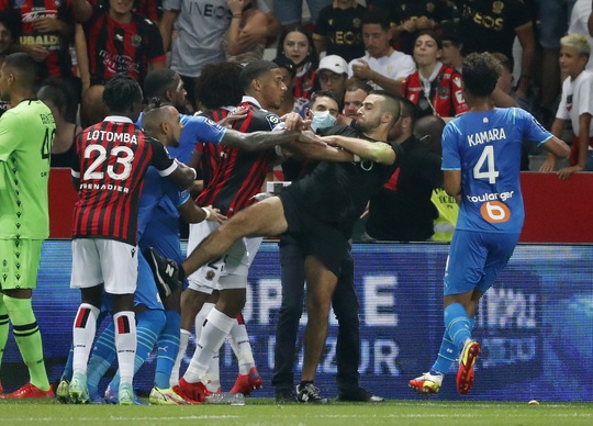 CLIP: Cầu thủ xô xát với khán giả khiến trận đấu ở Ligue 1 bị hủy - Ảnh 5.