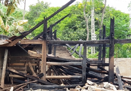 Nữ sinh lớp 8 đốt một nhà ở và hàng loạt nhà chứa rơm của người dân - Ảnh 2.
