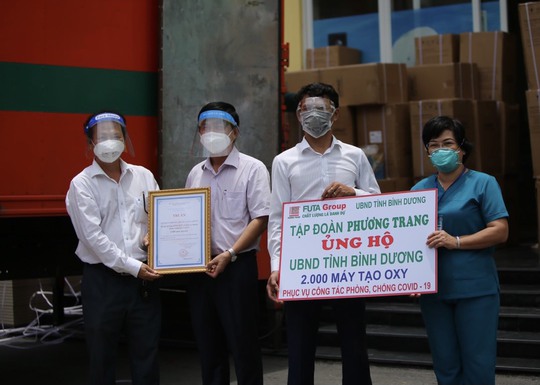 Tập đoàn Phương Trang trao tặng hàng ngàn máy thở, máy trợ thở, máy tạo oxy cho tỉnh Bình Dương - Ảnh 1.