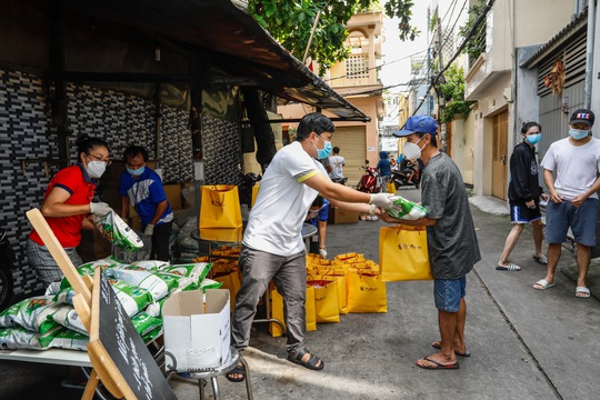 T&T Group tặng 100.000 suất quà cho người dân TP HCM gặp khó khăn do Covid-19 - Ảnh 1.