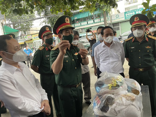 Phó Thủ tướng Lê Văn Thành và Bộ trưởng Bộ Quốc phòng thăm Bệnh viện dã chiến số 5 - Ảnh 1.