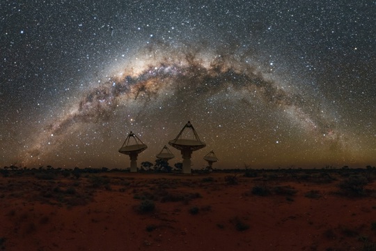 Đài thiên văn Úc bắt được hàng ngàn tín hiệu vô tuyến từ thiên hà khác - Ảnh 1.
