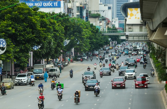 CLIP: Đường phố Hà Nội bất ngờ đông hơn trong ngày tròn 1 tháng giãn cách xã hội - Ảnh 2.