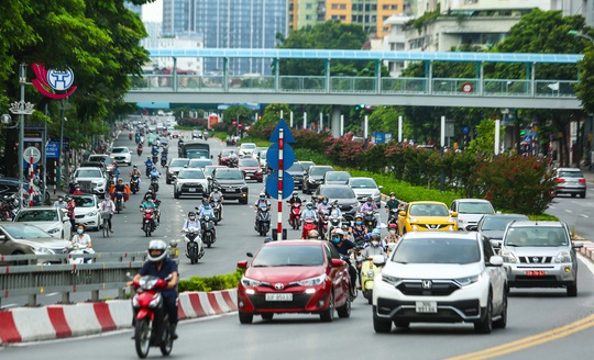 CLIP: Đường phố Hà Nội bất ngờ đông hơn trong ngày tròn 1 tháng giãn cách xã hội - Ảnh 6.