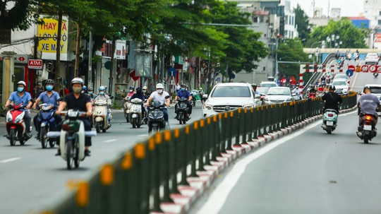CLIP: Đường phố Hà Nội bất ngờ đông hơn trong ngày tròn 1 tháng giãn cách xã hội - Ảnh 9.
