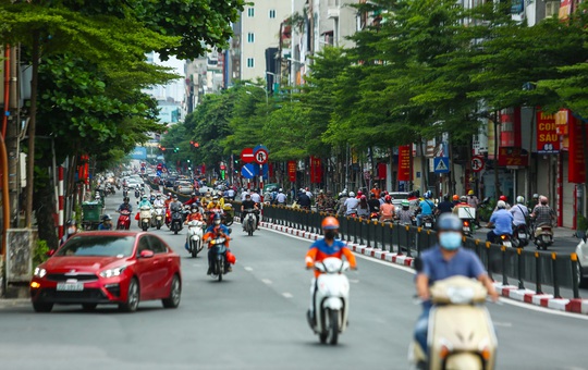 CLIP: Đường phố Hà Nội bất ngờ đông hơn trong ngày tròn 1 tháng giãn cách xã hội - Ảnh 11.