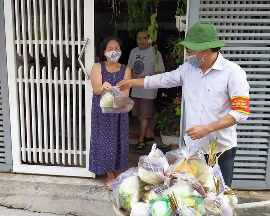 Tổ trưởng dân phố ở Đà Nẵng hôn mê, sau tai nạn trong lúc đi giao rau củ quả cho dân - Ảnh 1.