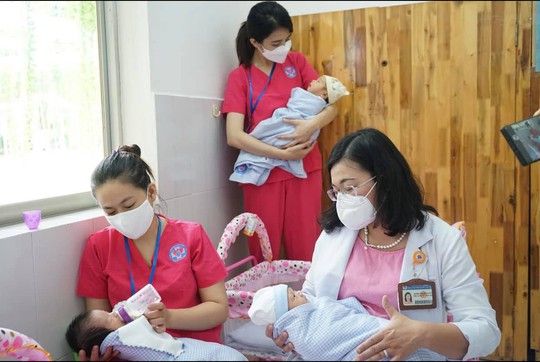 TP HCM thành lập trung tâm chăm sóc trẻ sơ sinh có mẹ mắc Covid-19 - Ảnh 1.
