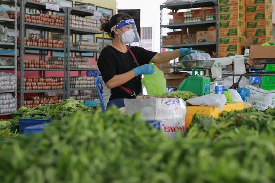 Bên trong siêu thị dã chiến cung ứng thực phẩm cho người đi chợ hộ - Ảnh 3.