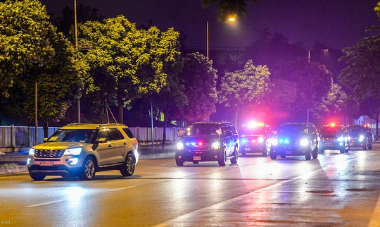 CLIP: Dàn xe đặc chủng của mật vụ Mỹ tháp tùng Phó Tổng thống Kamala Harris tại Hà Nội - Ảnh 9.